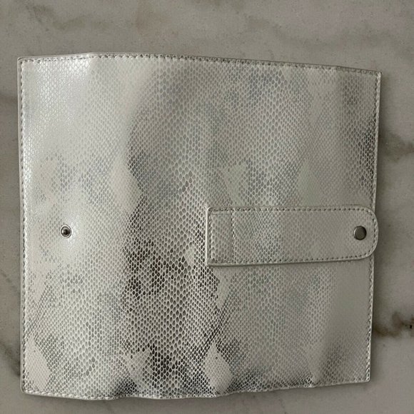 NEIMAN MARCUS Makeup White Brushes Roll Set of 5 pcs + Silver Snake Look Pouch - Picture 4 of 9